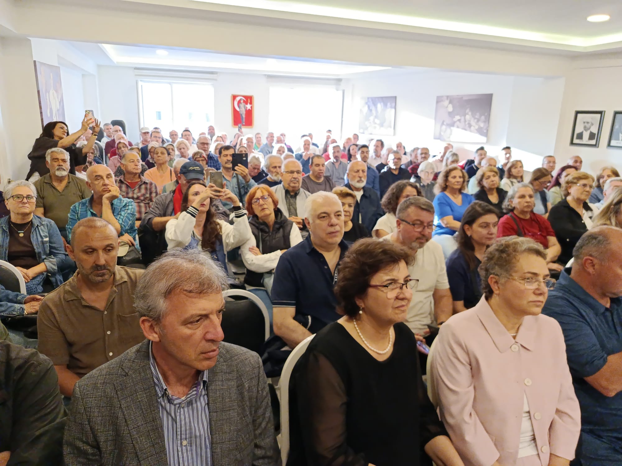 CHP'de Genel Başkanlık görevinden uzaklaştırılan Özgür Özel'in, genel merkezden ayrılışının ardından Edirne'de CHP'liler parti binasında bir araya geldi.